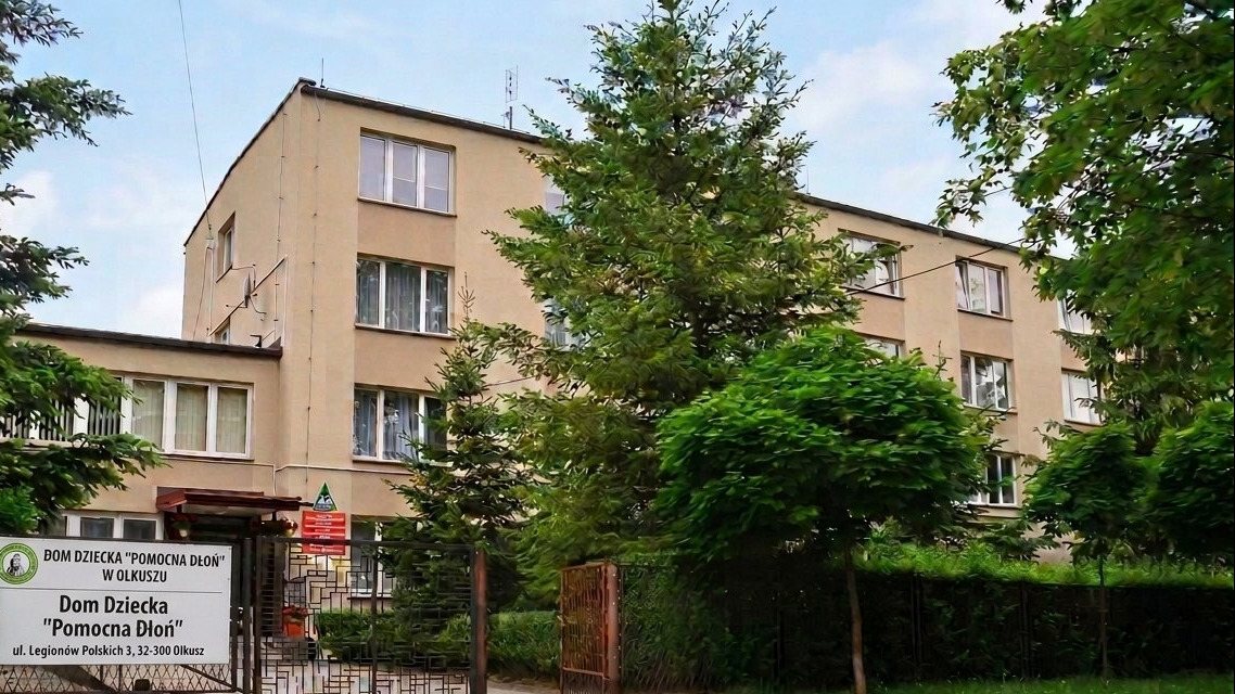 Wejście do budynku Domu Dziecka „Pomocna Dłoń” przy ul. Legionów Polskich 3