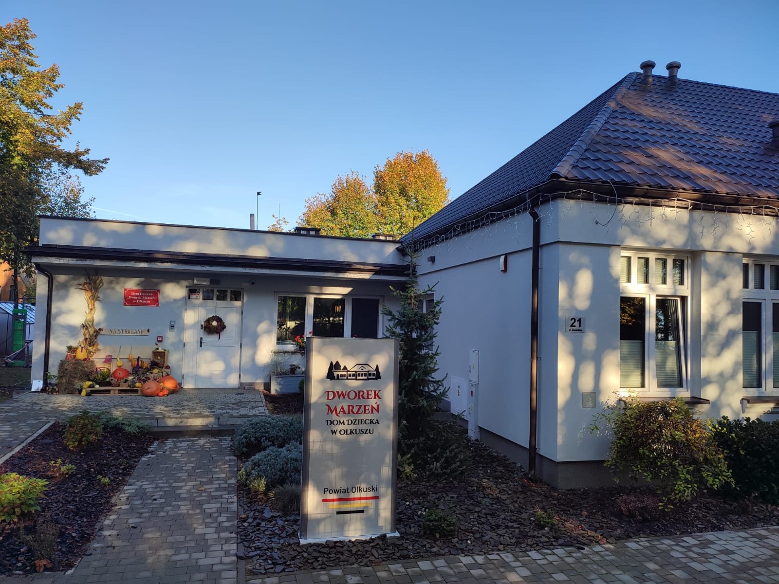 Budynek Domu Dziecka „Dworek Marzeń” — widok od strony wejścia